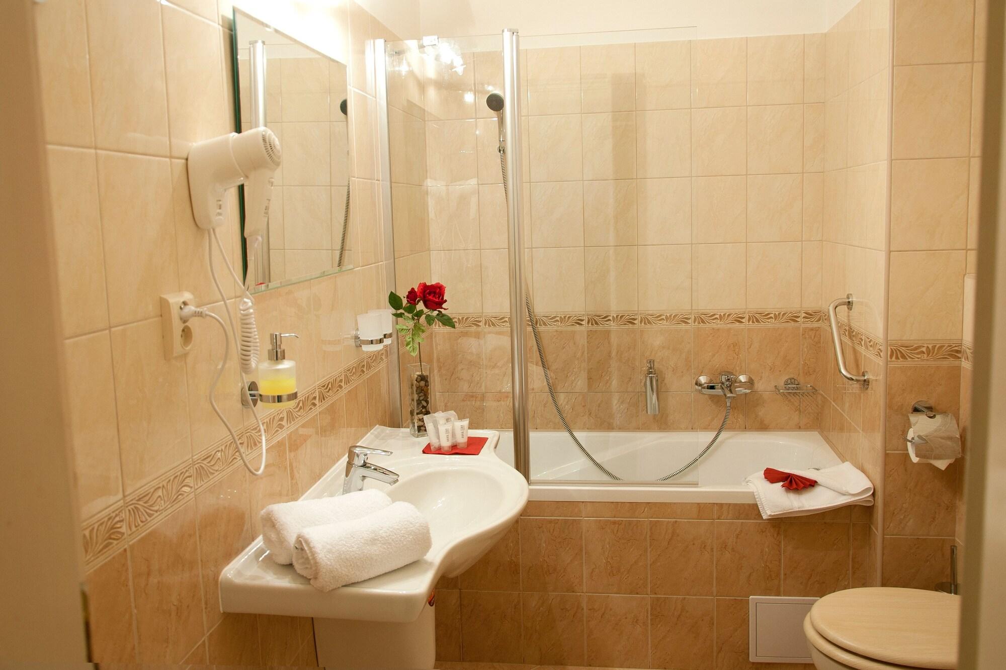 Hotel Heluan Karlovy Vary Esterno foto