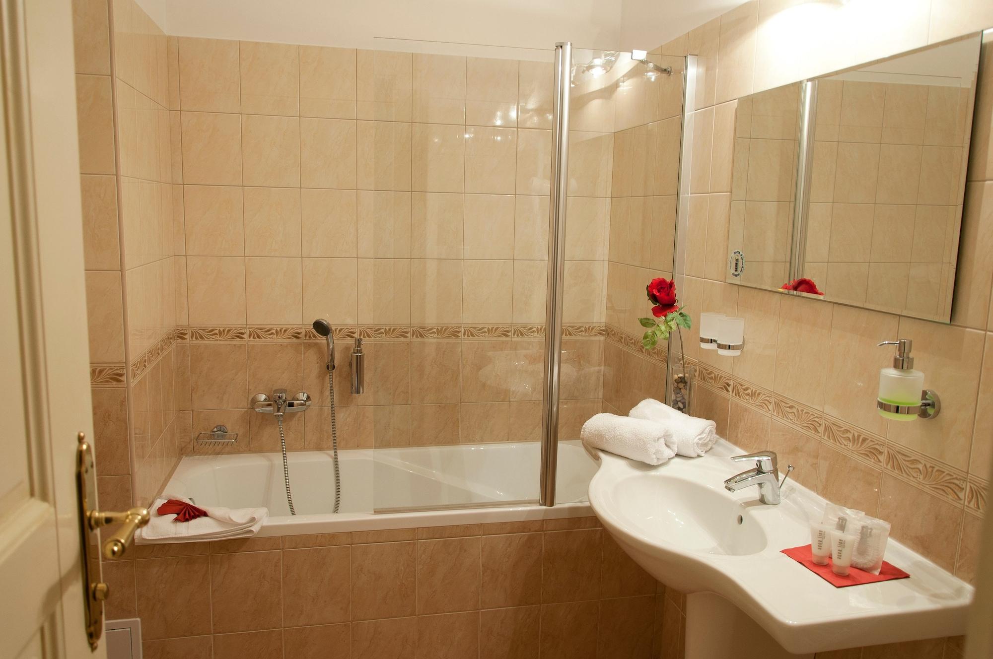 Hotel Heluan Karlovy Vary Esterno foto