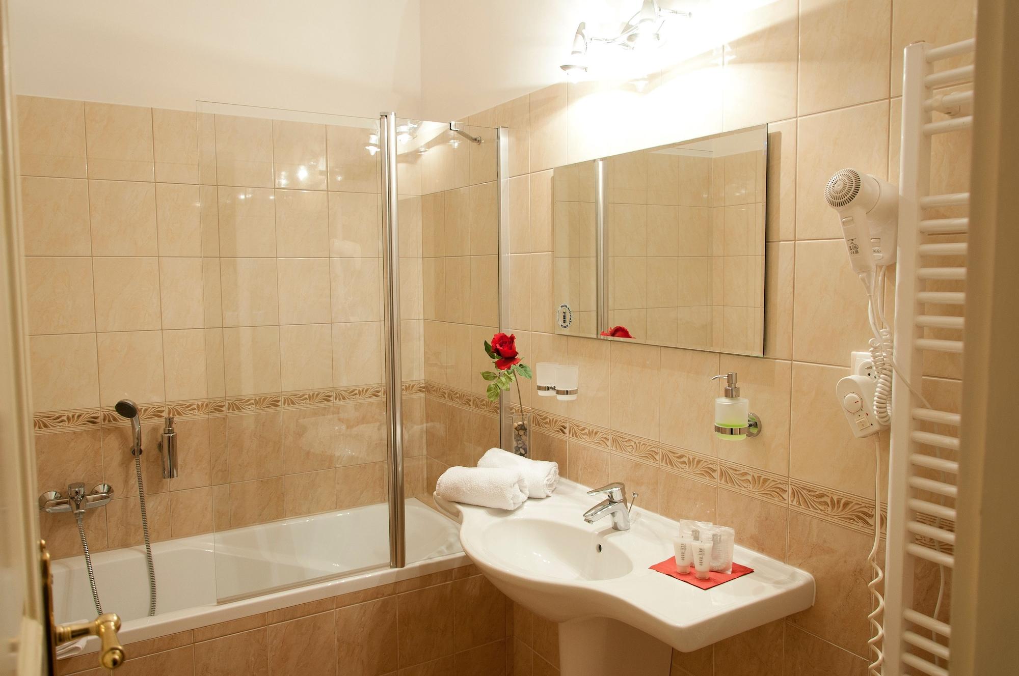 Hotel Heluan Karlovy Vary Esterno foto